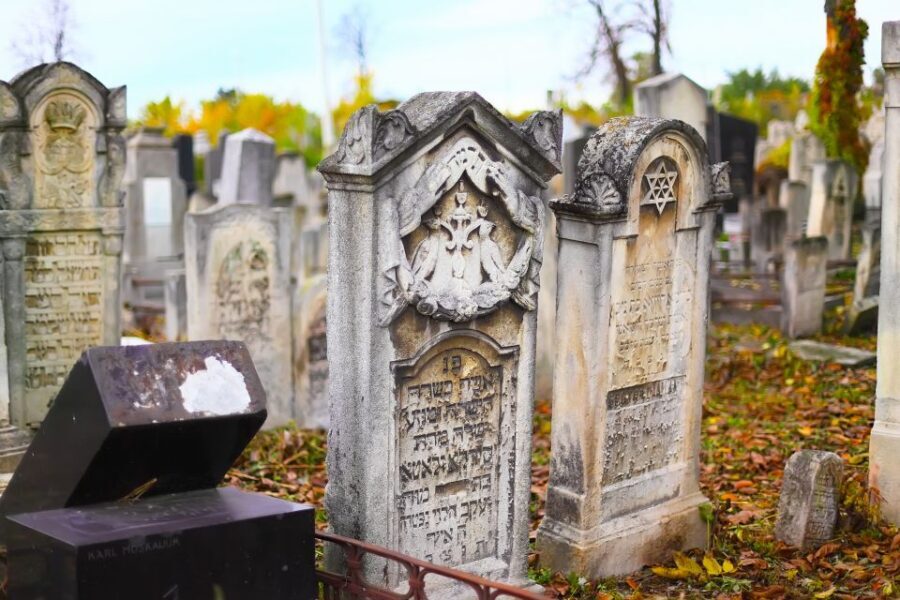 Prague: Full-Day Tour with Lunch and River Boat Cruise - Jewish Quarter on foot: the former ghetto’s streets feel immediate