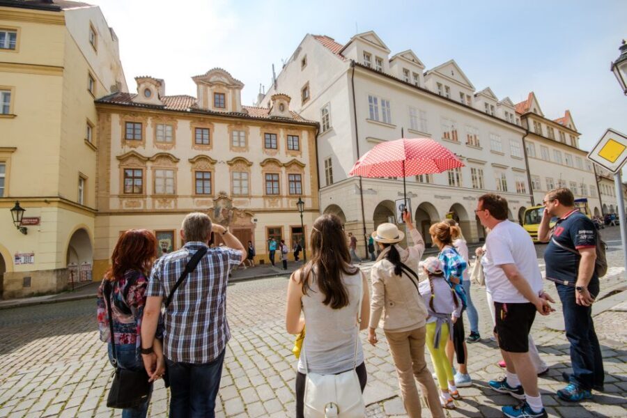 Prague: Guided Bus & Walking Tour with River Cruise & Lunch - A 6.5-hour best-of plan: bus views, castle steps, and river air