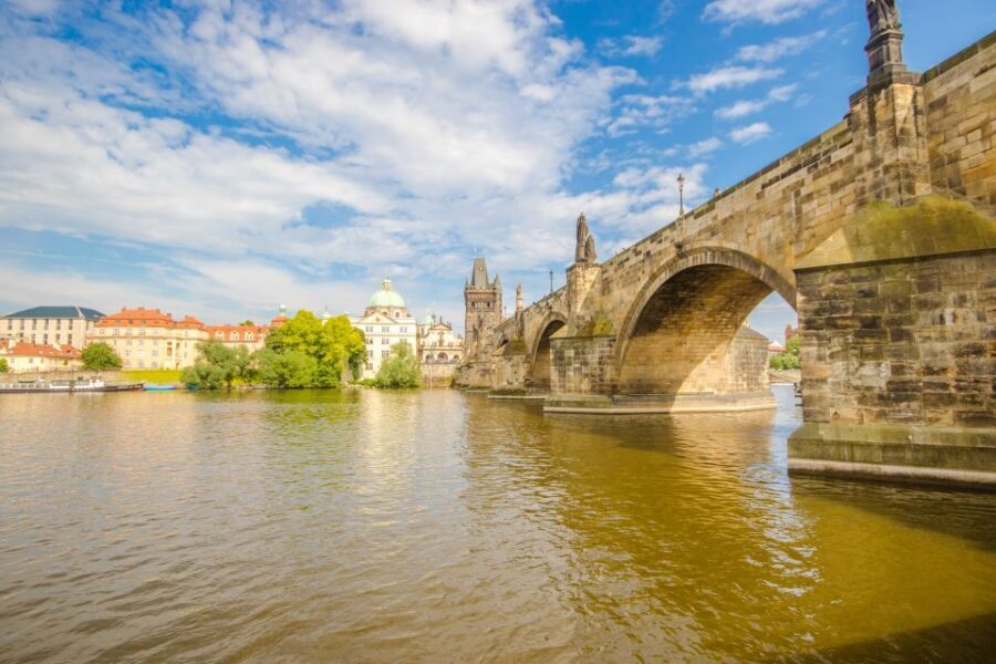 Prague: Guided Bus & Walking Tour with River Cruise & Lunch - Wenceslas Square and the sightseeing loop: where your first photos get context