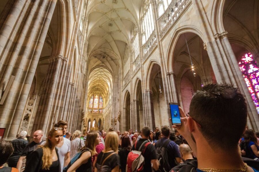 Prague: Guided Bus & Walking Tour with River Cruise & Lunch - Prague Castle in guided mode: 2 hours that set the tone