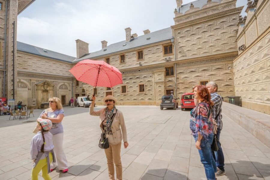 Prague: Guided Bus & Walking Tour with River Cruise & Lunch - Charles Bridge area and Rudolfinum: fast, but not random