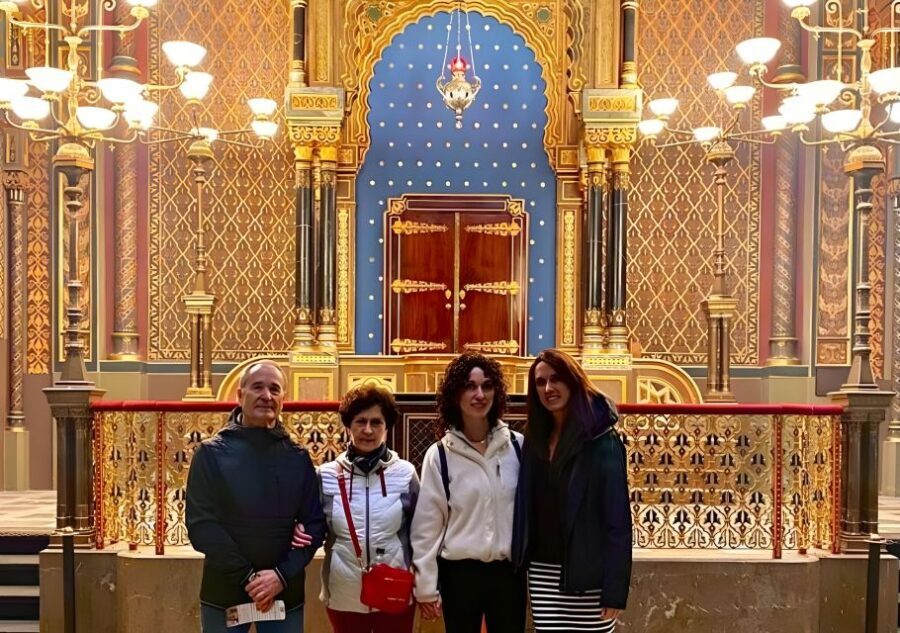 Prague: Guided Tour inside the Jewish Cemetery & Synagogues - Old Jewish Cemetery and Ceremonial Hall: reading the tombstones