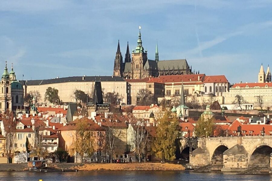 Prague: Historic City Center Bus Tour with Top Sights - Prague Castle district: make the 30–40 minute break count