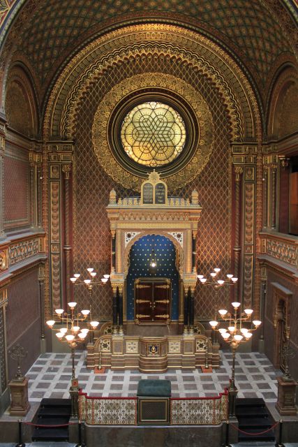 Prague: Jewish Quarter Premium Tour - Chevrah Kaddisha’s ceremonial hall and the Old Jewish Cemetery