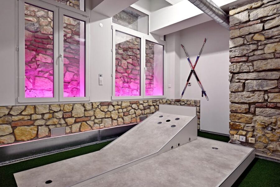 Prague: Mazemania Miniature Golf Experience - Who This Mini-Golf Works For in Prague