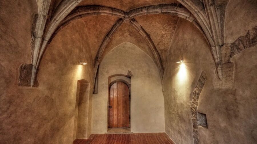Prague: Medieval Underground Guided Tour - Romanesque and Gothic houses you can actually walk through
