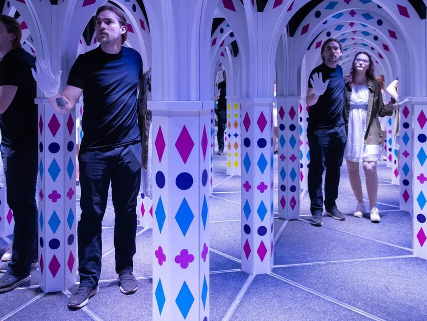 Prague: Mirror Maze Entry Family Ticket - Languages and comfort: Czech, English, German, Spanish