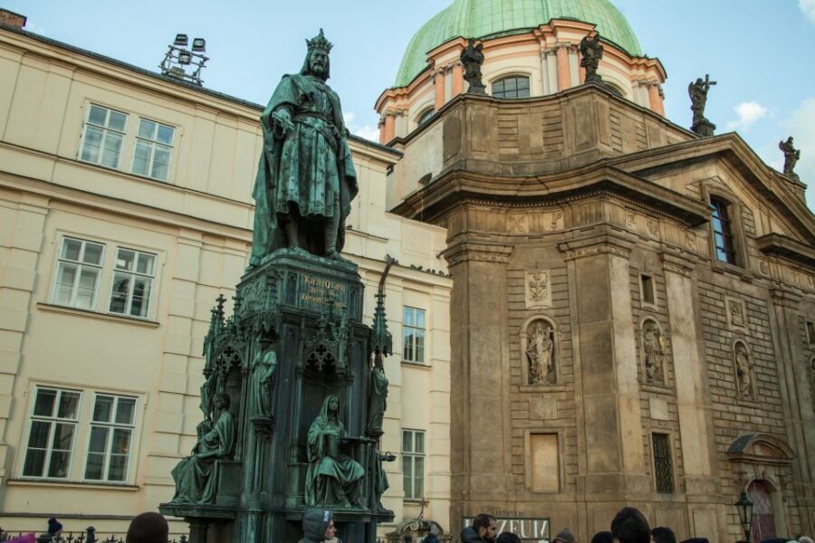 Prague: Old Town and Jewish Quarter Guided Tour in German - Kafka and the Jewish Quarter: Josefov from street level