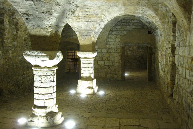 Prague Old Town, Medieval Underground and Dungeon Historical Tour - Where this tour starts: the Male Náměstí passage
