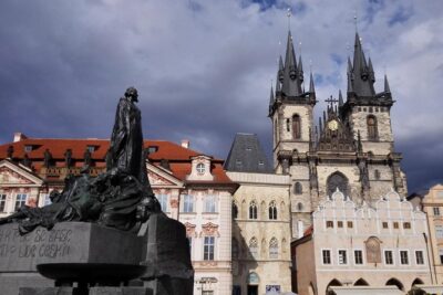 Prague Old Town Tour with a Classical Concert - Old Town Square and the Astronomical clock: more than a photo stop