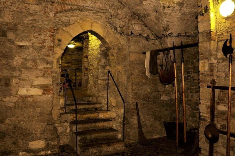 Prague Old Town, Underground and House of Alchemy Tour - Meeting at the Czech National Bank and getting oriented fast