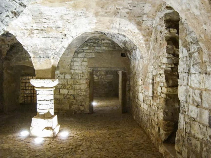 Prague: Oldtown, Medieval Underground & Dungeon History Tour - Key things you’ll notice on the Prague Underground Old Town tour