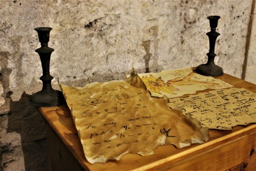 Prague: Oldtown, Medieval Underground & Dungeon History Tour - The alchemy stop: secret rooms, equipment, and the Golem angle