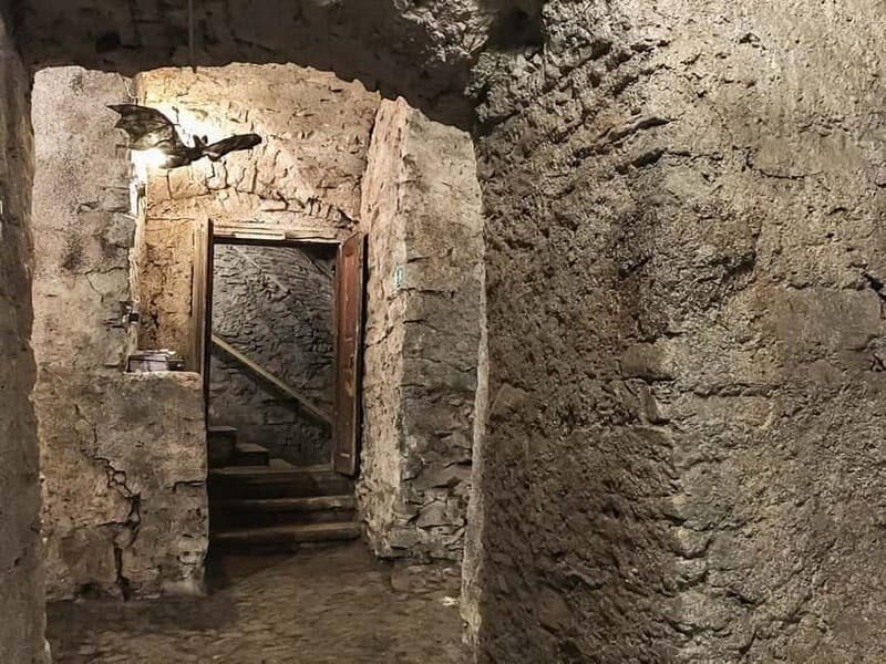 Prague: Oldtown, Medieval Underground & Dungeon History Tour - Guide quality is the real engine: what you should look for