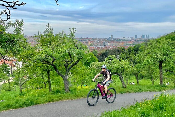 Prague on E-Bike: Explore Greater Downtown Parks & Epic Views - Park Santoska: a scenic reset away from the main drag