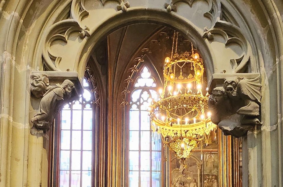 Prague: Prague Castle Private Walking Tour - St. George’s Basilica: Early Medieval Quiet Next to Gothic Splendour