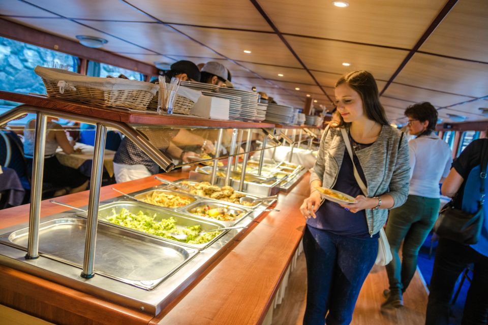 Prague: Sightseeing Boat Cruise with Buffet Dinner - Key things to know before you go