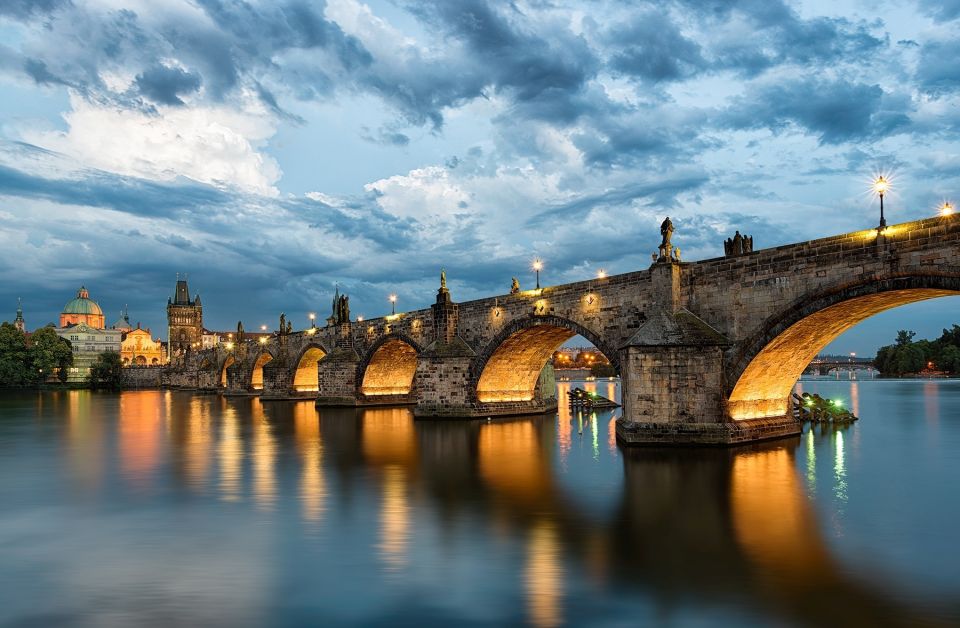Prague Sightseeing Tour with Lunch - Prague Castle complex: former power made readable