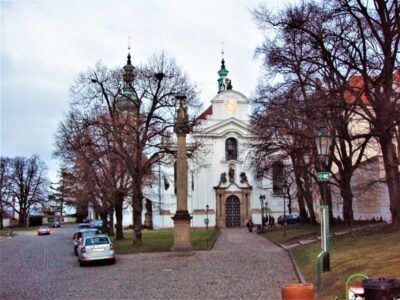 Prague: Tailored Sightseeing Tour in French - Meeting point and pickup: start easy from your hotel