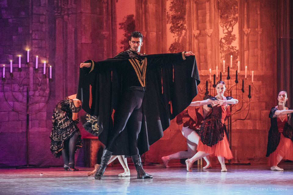 Prague: The Best of Swan Lake Ballet Tickets - Pre-show timing, cloaks, and the reality of queues