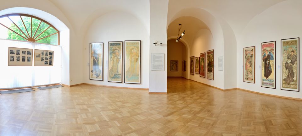 Prague: Tickets for the Franz Kafka Museum - Meeting your guide at the yellow umbrella