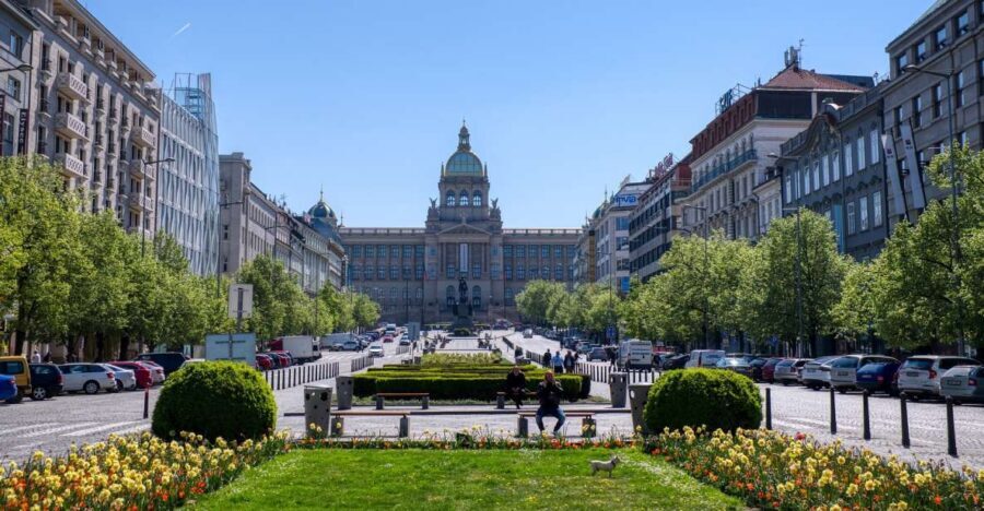 Prague Tour in Spanish - Getting Oriented by the Vltava: Prague’s Setting Is Part of the Story