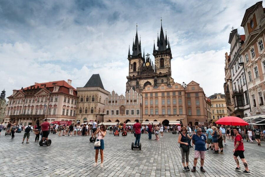 Prague Tour in Spanish - Finding Your Guide: Navy Blue Umbrella and Turistico Sign