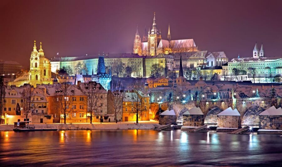 Prague : Visite insolite avec un guide journaliste français - Starting at the Saint Wenceslas statue: get your bearings fast