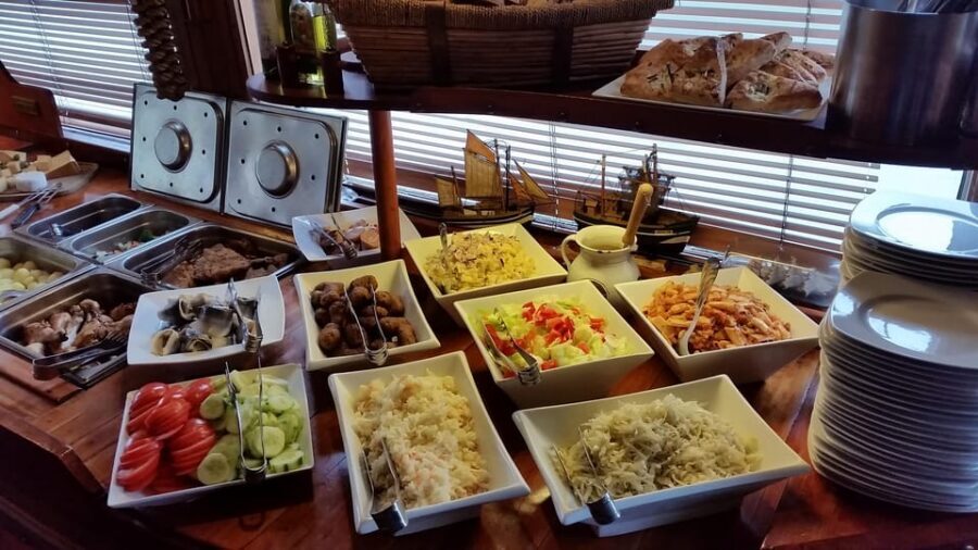 Prague: Vltava River Evening Dinner Cruise - Why this Vltava dinner cruise feels special on your first Prague night