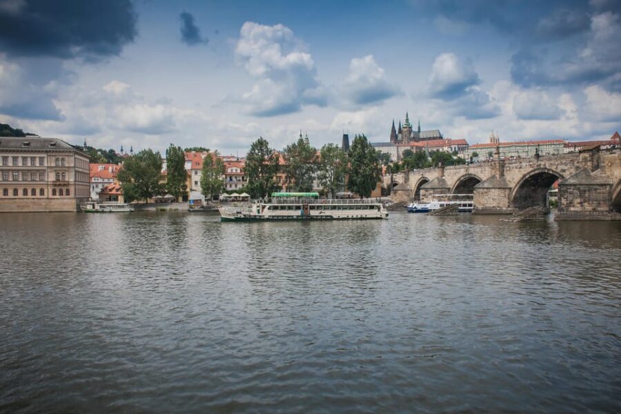 Prague: Vltava River Evening Dinner Cruise - The landmark route: what you’ll actually see and why it matters