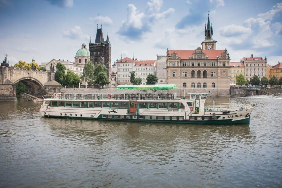 Prague: Vltava River Evening Dinner Cruise - Lodě Bevents and pier no 14: how to avoid boarding chaos