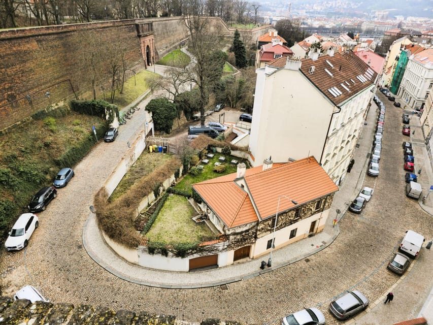 Prague: Vyšehrad Audio Guide with Optional Basilica Ticket - Your Practical Listening Kit: Headphones, Internet, and Language Switching