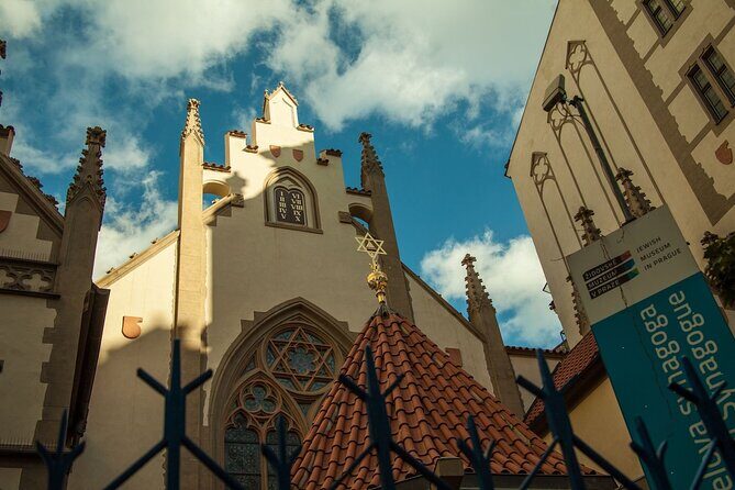 Prague Walking Tour in German: Old Town and Prague Castle - Old Town + Jewish Quarter on Foot: What You Gain by Walking