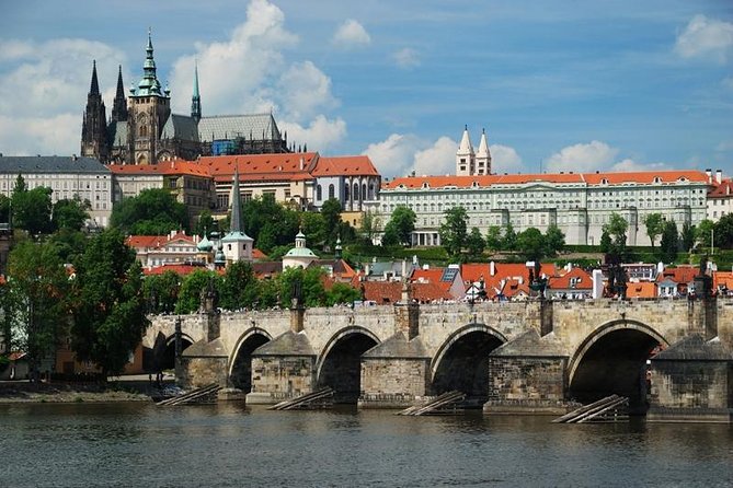 Prague's charming old places tour in Russian language - Old Town Square and the 3 pm Astronomical Clock moment