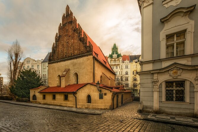Prague's charming old places tour in Russian language - Josefov: synagogues, the Old Cemetery, and the human scale of history