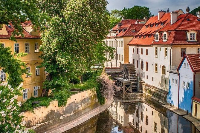 Prague's charming old places tour in Russian language - Prague Castle courtyards and Nový svět: the side of Prague most people miss