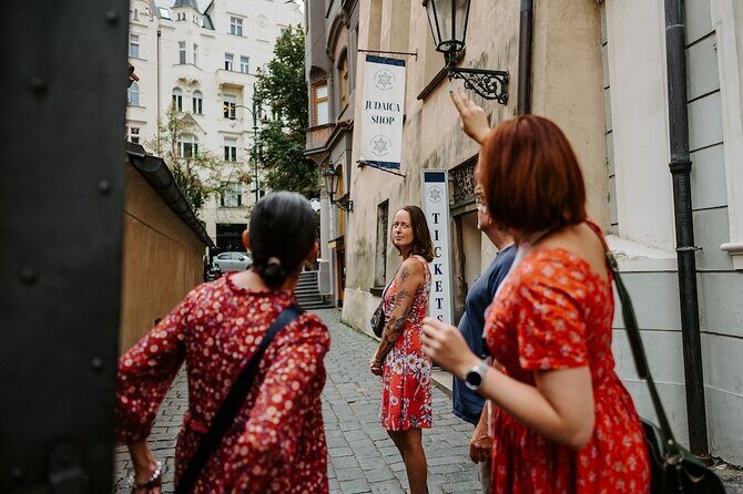 PRIVATE: 3h Stories of Prague Jewish Quarter Tour, drink included - Stop 5: Old Jewish Cemetery and the stories behind the stones