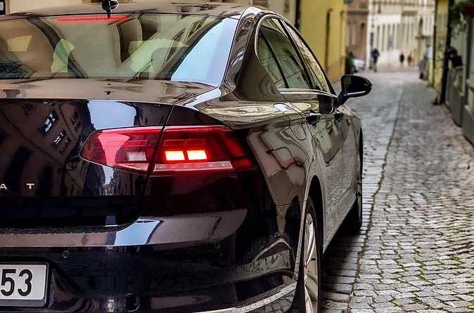 Private ARRIVAL Transfer by LIMOUSINE 3+1pax - Drop-off anywhere in Prague: no forced far-out meetings