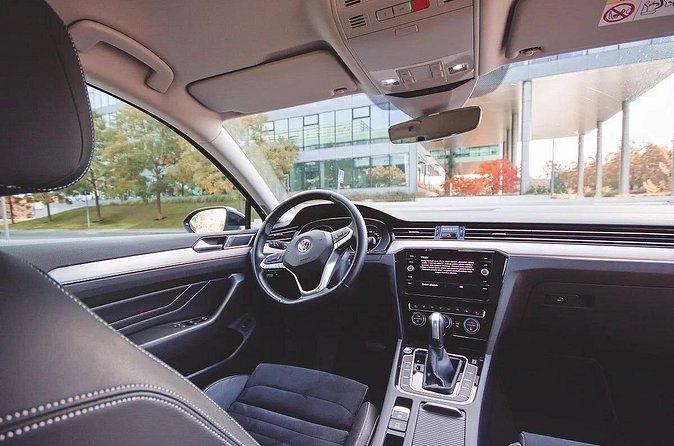 Private ARRIVAL Transfer by LIMOUSINE 3+1pax - Price and value: when this beats a taxi, and when it might not