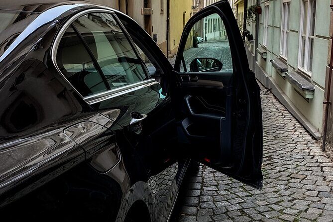 Private ROUND-TRIP (FROM and TO the AIRPORT) by LIMOUSINE 3+1pax - The return trip to Prague Airport: timing matters