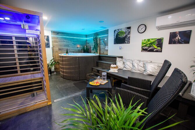 Private Spa with Jacuzzi and Sauna - BLACK ZONE - The setup: two saunas plus a jacuzzi you can control