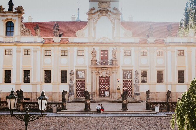 Private Vacation Photography Session with Local Photographer in Prague - Valdstejnska Zahrada Gardens for calmer, softer photos