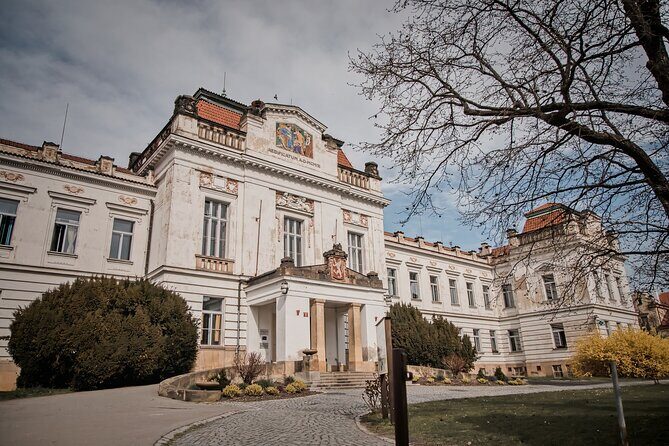 Psychiatric Hospital & Abandoned Cemetery - Meeting at Ústavní 7: what the 3-hour rhythm feels like