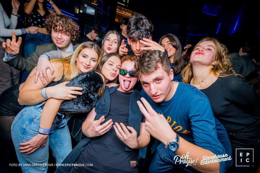 Pub Crawl with Shots and Night Club I Prague - The 2-hour open bar option: best time to stretch your budget