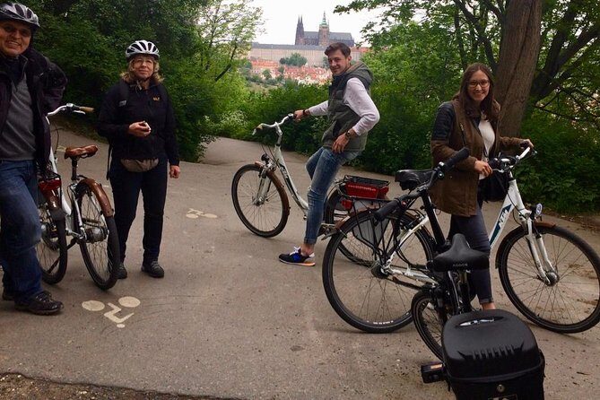 Radtour durch Prag auf Deutsch - Prague Castle and Strahov Monastery: Power, Art, and Stillness