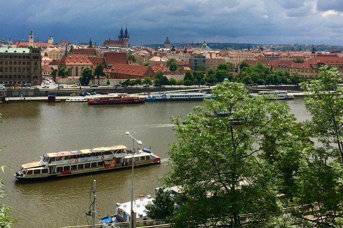 Radtour durch Prag auf Deutsch - John Lennon Wall to Charles Bridge: Public Art and Practical Photo Timing