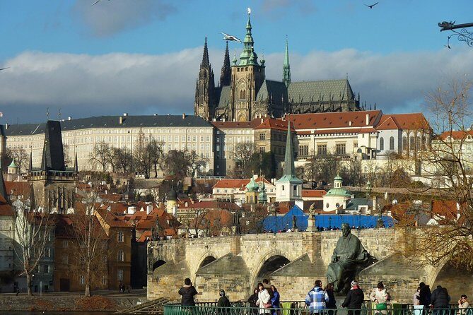 Shared Departure Transfer: Prague Hotel to Prague Airport - Masks, hygiene, and gloves: what to expect on board