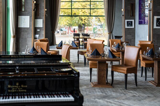 Sinatra Tribute Show and Dinner Experience in Manes - The Music: Sinatra Hits, Done by Real Soloists