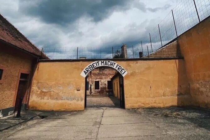 Terezin: Private Half-Day Tour from Prague - Stop 1: Hlavni Pevnost Main Fortress and the payoff of climbing the walls