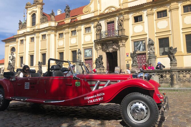 Vintage Cars Prague - Grand City Tour 150min / 1-6 pers. 2,5hrs - Prague Castle from the road: the biggest inhabited castle complex